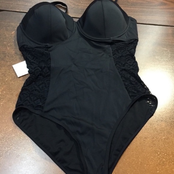 New Crochet Trim Underwire
Swimsuits For All One Piece Size 6
Black swimsuit - Picture 4 of 4